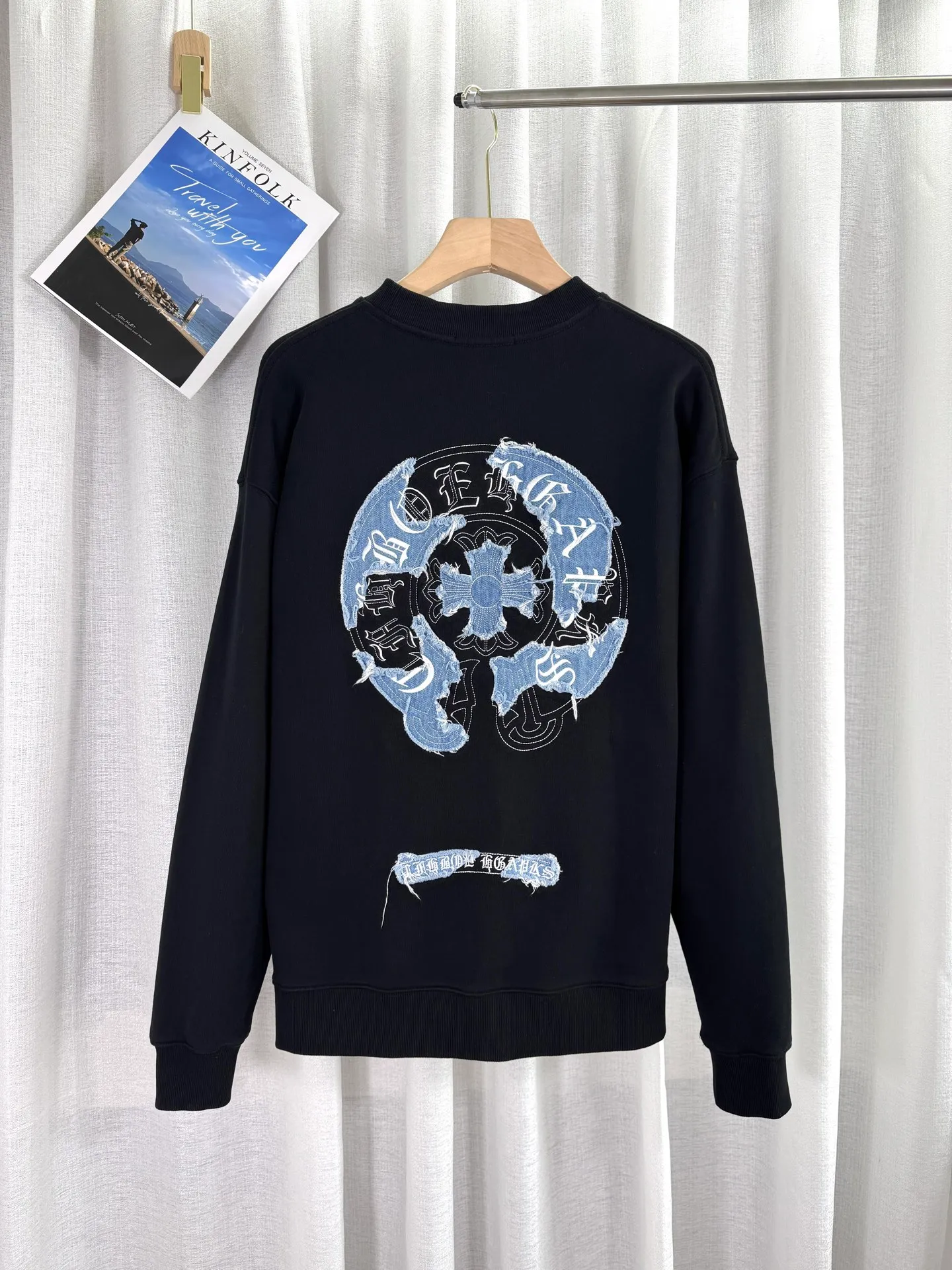P260 top version, real shot without P, ​​different from market currency) 𝗖𝗵𝗿𝗼𝗺𝗲 𝗛𝗲𝗮𝗿𝘁𝘀/Cro Heart 2025 Patch Embroidery Autumn and Winter New Original Single Counter American Acid Washed Distressed Laser Burnt Patch Embroidery Couple Casual Sweater 👑The highest version! Customized fabric 440g tripe terry fabric! American acid-washed and distressed original fabric laser burnt ✟appliqué embroidery and exquisite embroidery of letters! The best-selling model in the counter, very comfortable to wear. Accessories: original molded and authenticated collar label➕100% silk wash label. Genuine purchase-grade original hangtag➕matching hanging rope➕3D hanging beads➕original packaging bag. Craftsmanship: The original version has consistent wiring! The highest version of the armhole matching technique! Color: White Black Size: S M L XL Style Number: 25-309